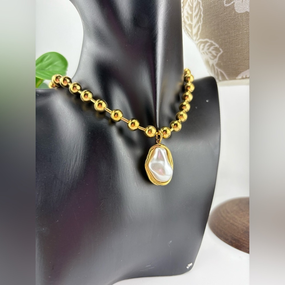 Gold Beaded Necklace with Irregular Pearl Pendant ✨ - Picture 3 of 8